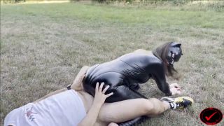 [K2S.CLUB] DerPornoBeamte - Outdoor erwischt - WetWonder im Catsuit komplett ausgeliefert - FullHD 1080P-5