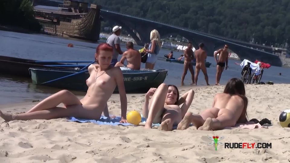 Nice rack and curvy ass on display by a nude teen