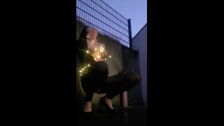 [K2S.CLUB] JulieEroticDress - Beleuchtetes Spritzen Draussen - HD 720P-3