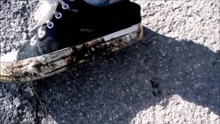 PASSEGGIATA AI PIEDI DELLA PADRONA / SCARPE SPORCHE / PADRONA CLAUDIA-1