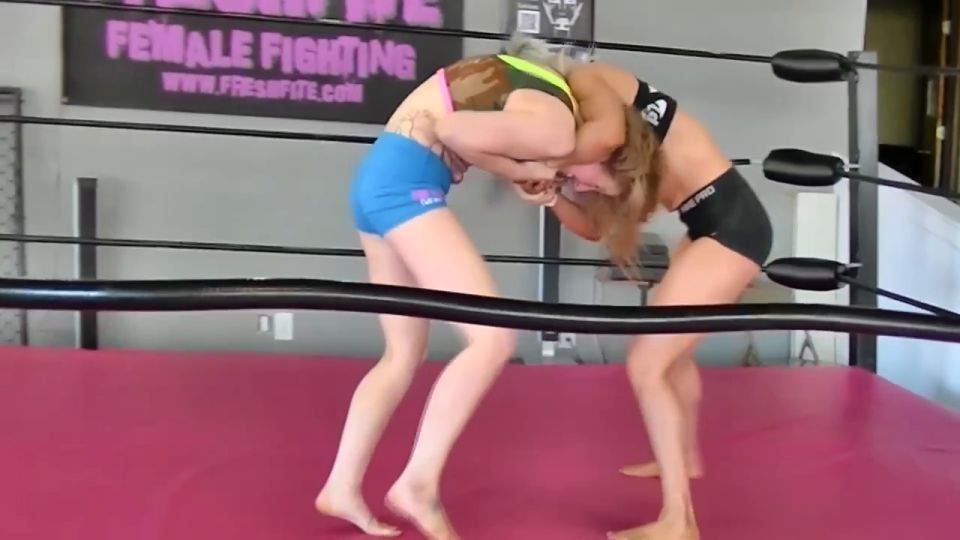 Pro Wrestler Ray Lyn vs Sammie the Bull Catfight