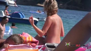 Mature Lady With Nice Natural Tits Naked On Beach Spy  Cam-2