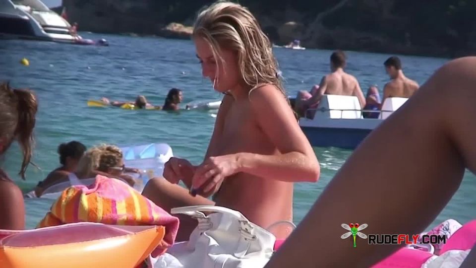 Mature Lady With Nice Natural Tits Naked On Beach Spy  Cam