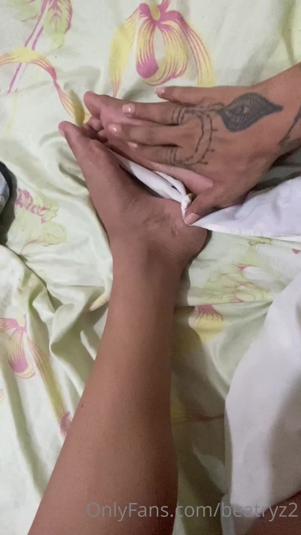 Onlyfans - Realbya - beatryz2 - beatryzin this solo video Im playing with my feet  and I masturbate and at the end I put the - 02-04-2021