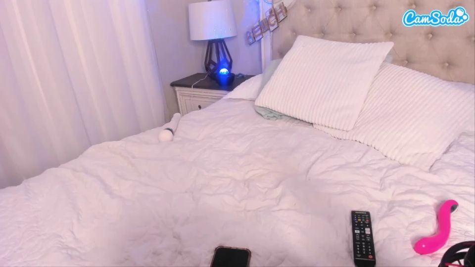 Explore Que3n Sofie's Hot Curvy Body in Steamy Scenes