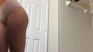 Sister's ass is twerking while she dries her hair-8