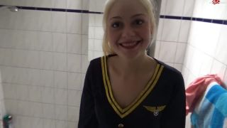 Trinity-pervers - Versaute Stewardess bläst und fickt gerne vor der Arbeit - *-0