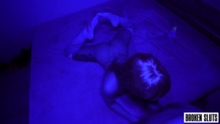 6220 Brokensluts - Ana Lingus-4