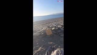 [GetFreeDays.com] Conozco a una madura sexy en la playa nudista y me hace una mamada con personas. Gran corrida. Sex Stream April 2023-5