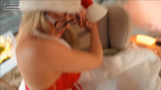 [K2S.CLUB] Leonie-pur - Notgeile Miss Santa gespankt und vollgespritzt - FullHD 1080P-5