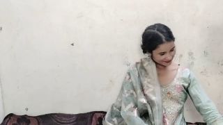 Kissing Desi ko saman dene ke bahane jabar dasti pela-2