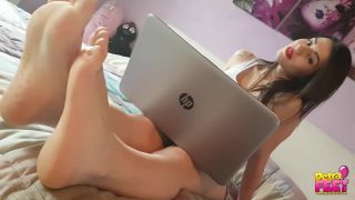 style fetish feet porn | Petra Feet - Petra shows her wrinkled soles while using the pc above the bed | footworship-5