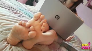 style fetish feet porn | Petra Feet - Petra shows her wrinkled soles while using the pc above the bed | footworship-7