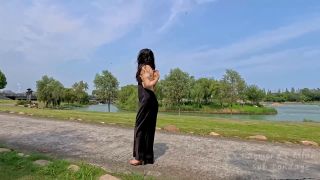 Raymond 裙子下被绑大腿艰难的户外行走 (Asian girl porn)-7