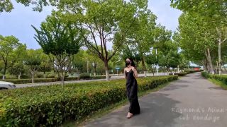 Raymond 裙子下被绑大腿艰难的户外行走 (Asian girl porn)-9