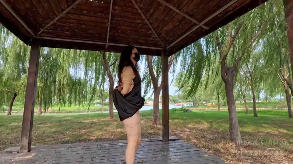 Raymond 裙子下被绑大腿艰难的户外行走 (Asian girl porn)
