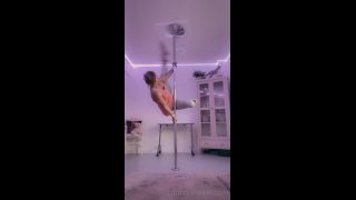 LouLou Petite Louloupetite - just playing around on my pole my butt cheeks are next level fit 19-04-2021-3