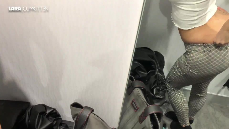Lara-CumKitten – Public spontan in der Umkleide  dressing room sex    dressing room sex