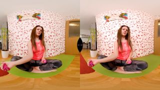 Amateur Girl Laura Rose Masturbates While Doing Yoga-1