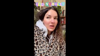 giaisabellaxx H265 2023-02-27 just flapping my lips thinking of u this cold monday morning  i always forget how muc-6