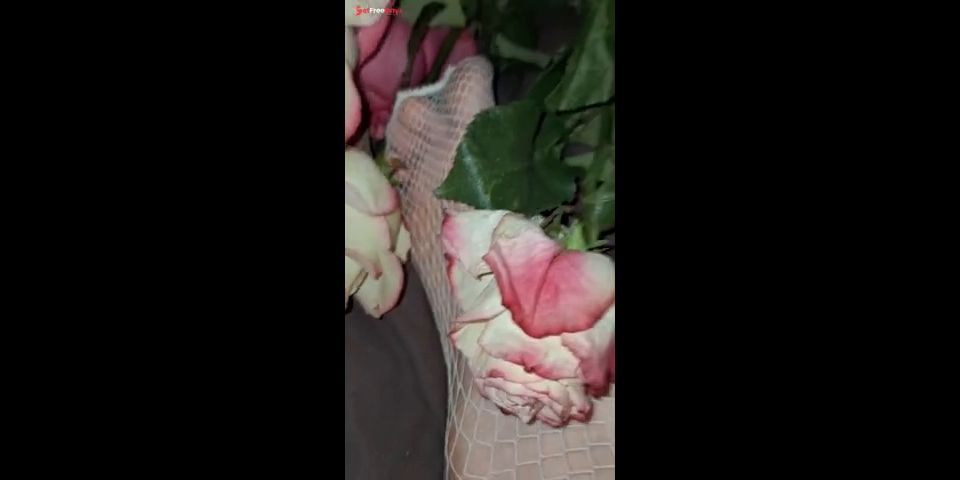 I masturbate my feet with roses