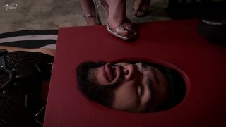 [K2S.CLUB] Mistress Nara Neveu: 4 Girls Feds A Slave With Feet Scraps - FullHD 1080P-2