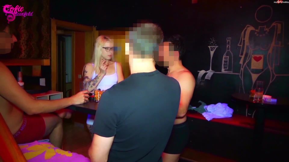 Sofie-Steinfeld - Erstes mal in einer Swingersauna Teil 1