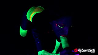 Sweet Apple's Forbidden Night Under Blacklights: Must-See Moments!-1