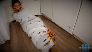 Calisa Bliss Hooters Girl Ambushed By Arachnids Nyxons Fetish Files (Femdom porn)-6