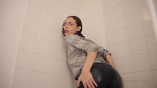 Chloe Night () Get wet with chloe video-2