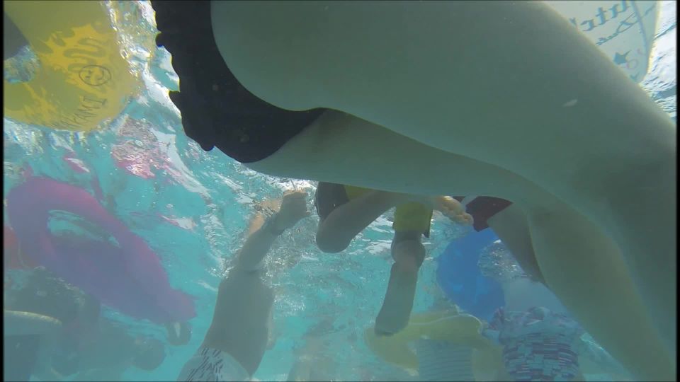 Porn tube Online Tube Voyeur Under the water in the swimming pool - voyeur