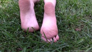 adult xxx video 25 Barefoot Show – 19 Year Old Beauty Sonya Shows Off Her Sexy Bare Feet In A Public Park, balloon fetish on masturbation porn -7