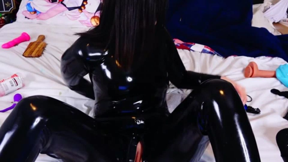 Dawn Willow Dawnwillow - putting on a fullbody latex suit showing off 02-01-2019