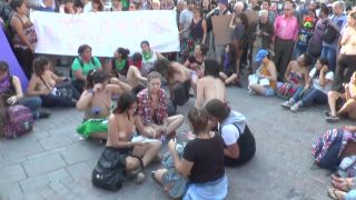 Girls_protest_for_the_right_to_be_topless-2
