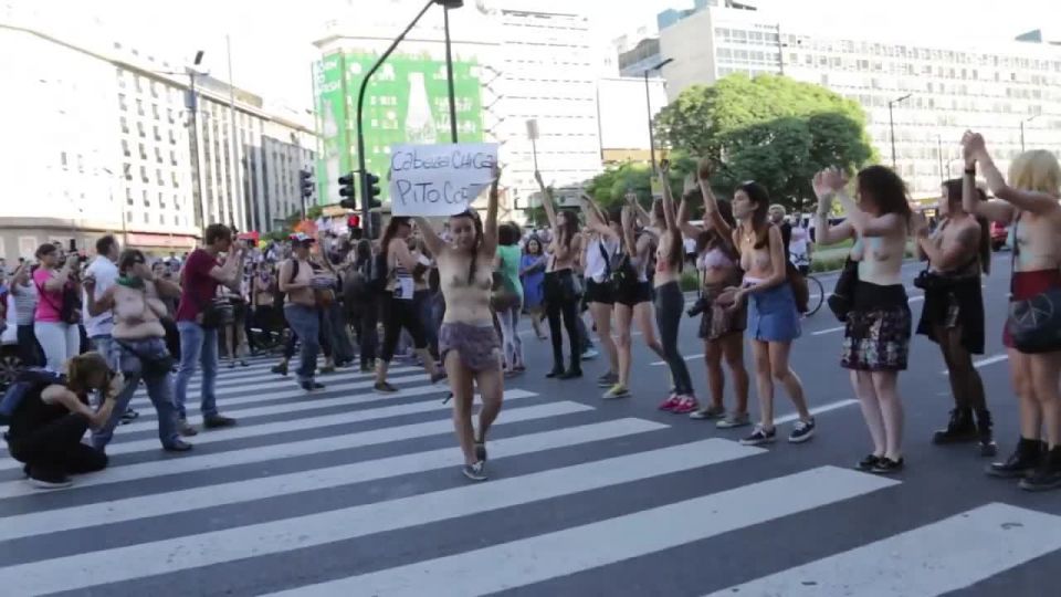 Girls_protest_for_the_right_to_be_topless