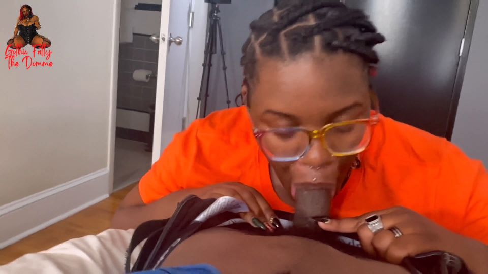 Ebony BBW Delivers Pizza And Gets A Tip.