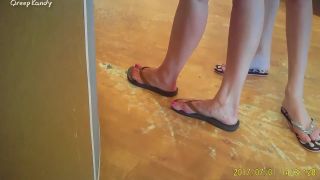 Candid moms feet in flops w-1