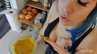 [K2S.CLUB] Freya Reign - Holiday Baking With A Giantess Vore - 4K 1088P-8