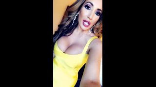 RICHELLE RYAN () Richelleryannd floor of tootsie s gettin shoulder rubs-8