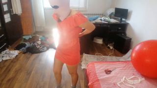 HairyMaid - Une brune danse nue dans la maison.-9