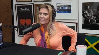 Holly Randall 5e84279e1eef72cbc172a source-9