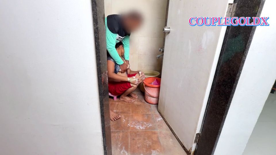 Couplegoldxxx - Devar chup chup kar dekhta hai roj aj andar hi ghus gaya