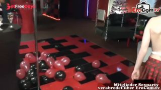 Geile deutsche Schlampen machen eine Lesbenshow und werden danach von einer Horde Mnner gefickt-2