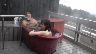 [FC2_PPV-1064500] １８歳年下の若妻と不倫温泉旅行！貸し切り露天風呂で野外フェラしてもらっちゃった！温泉に入ったままぶっかけ～-2
