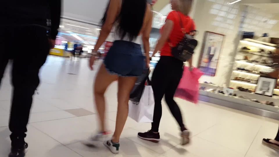 Candid vor big tits latina with tiny shirt and shorts shopping