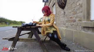 Mrs Seams visits the UK PT 3.-1