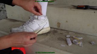 SneakerLoverAustria - cutting black and white nike af1 mid from slaves feet-5