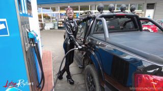 The silent doll in public.-8