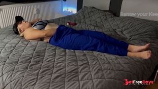 [GetFreeDays.com] Masturbieren auf dem Bett im BH. Multiple Orgasmen Vorspiel vor dem unglaublichen Sex mit Clyde Sex Video June 2023-1