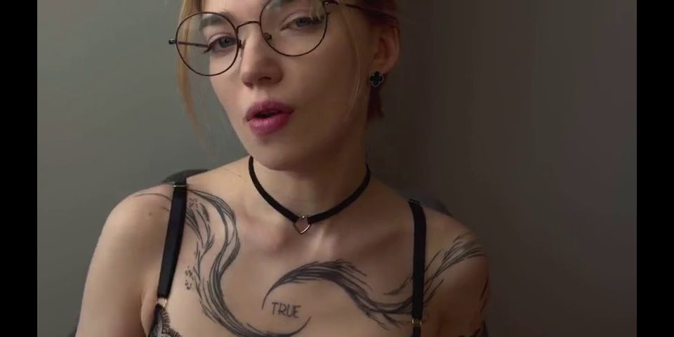 Tattoo Girl Страстно довела пальчиками до сквирта, после чего он меня выебал и кончил на мое милое личико